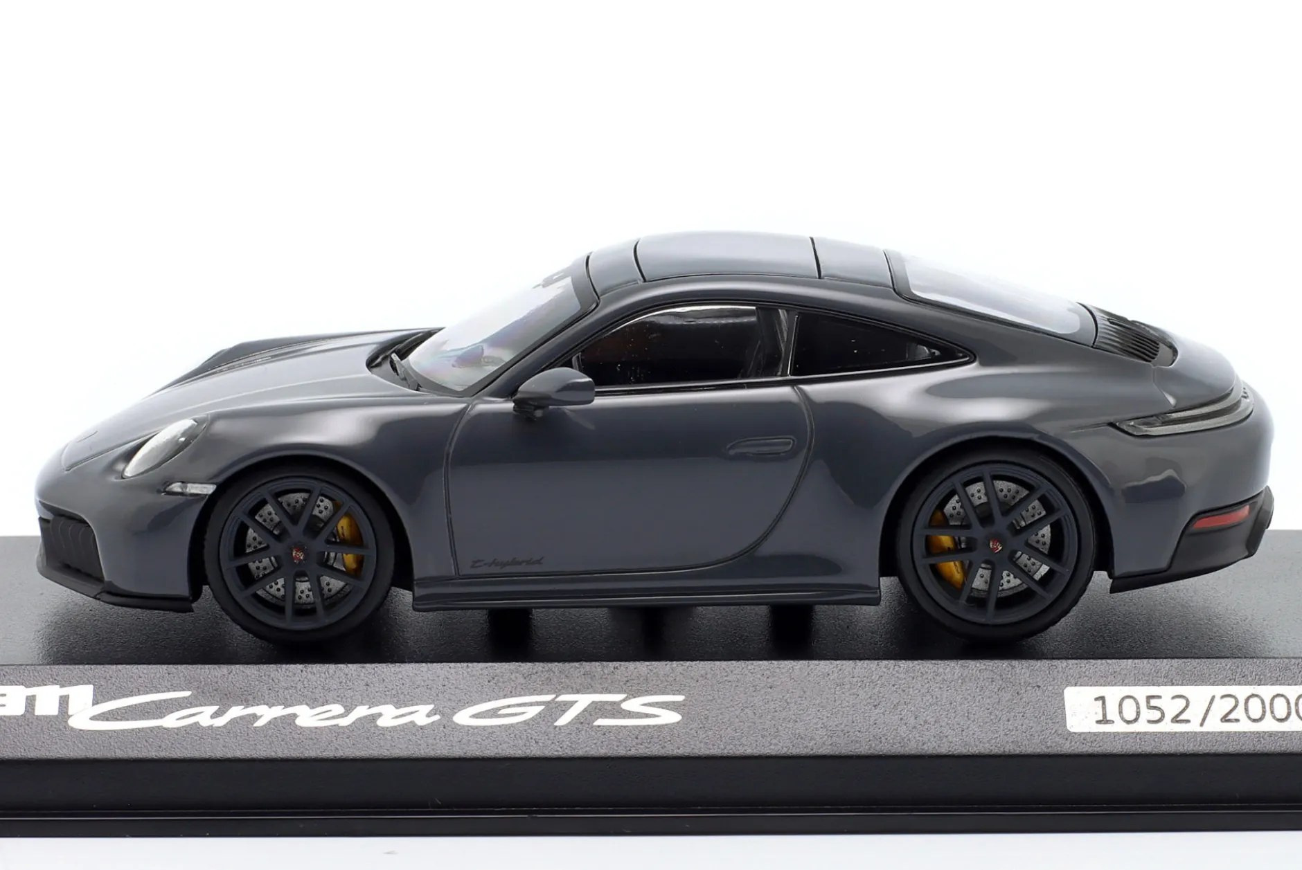 Porsche 911 (992.2) Carrera GTS Coupé Baujahr 2024 schiefergrau 1:43 Minichamps