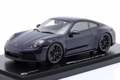 Porsche 911 (992.2) Carrera 4 GTS 40 Jahre Porsche Italien 2025 Blusogno 1:18 Spark