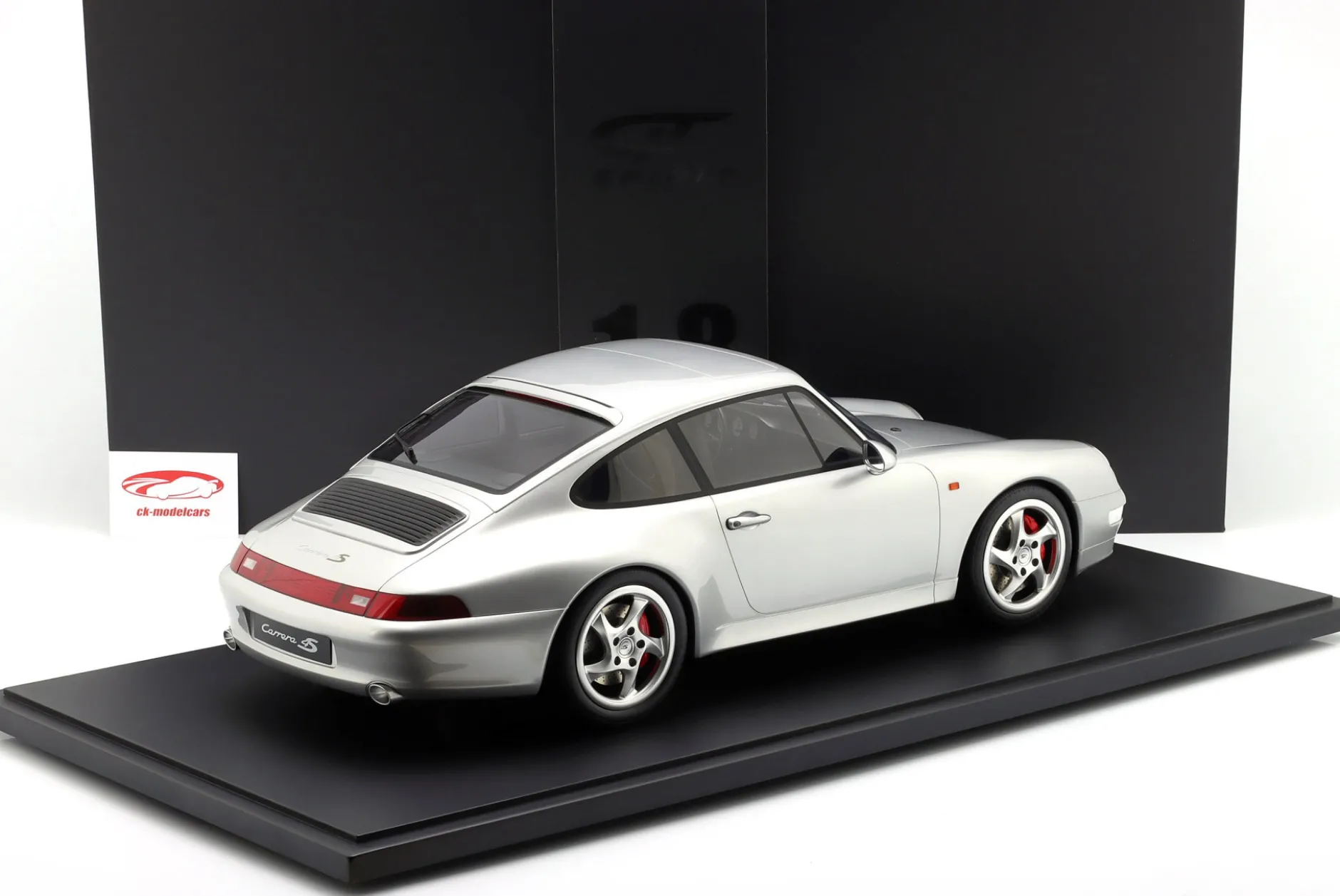 Porsche 911 (993) Carrera 4S Baujahr 1995 silber 1:8 GT-Spirit