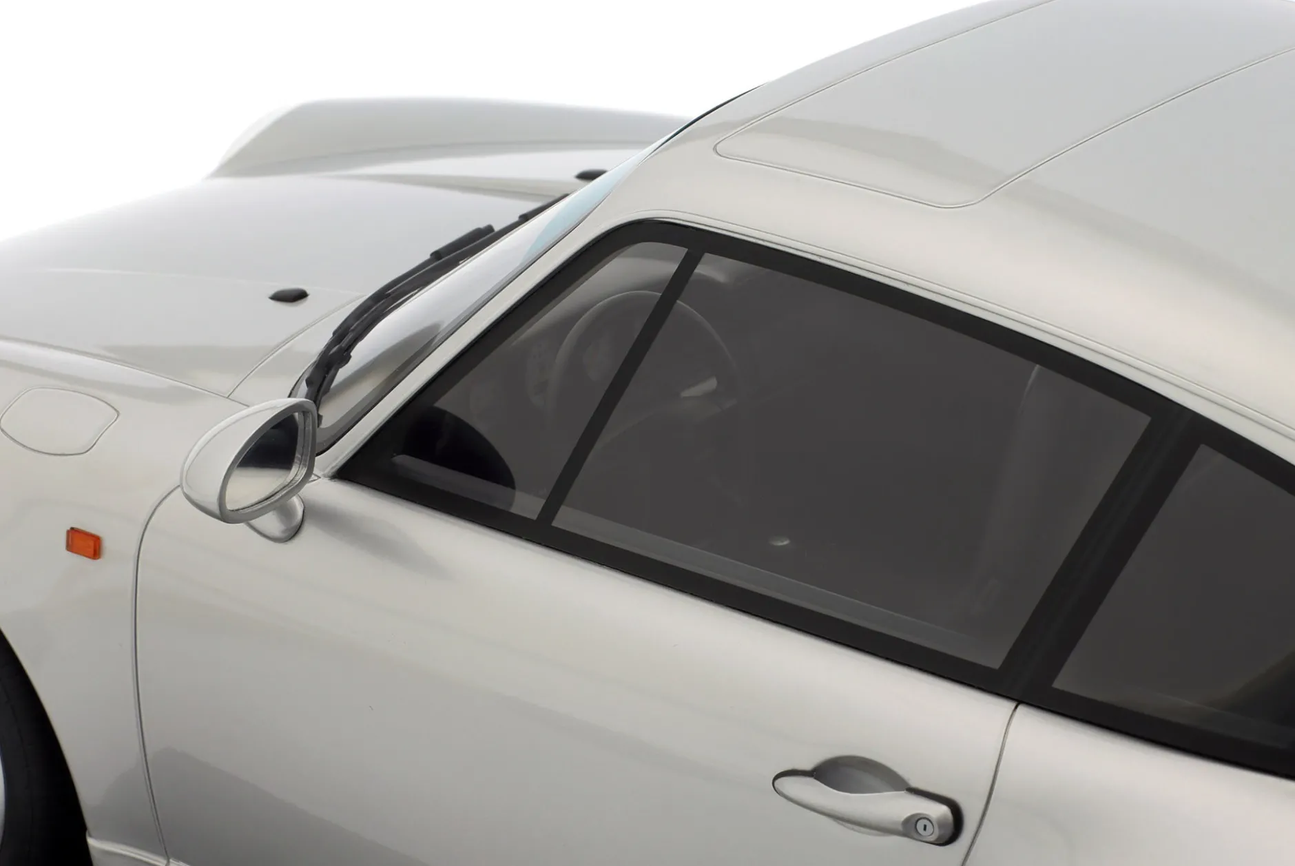 Porsche 911 (993) Carrera 4S Baujahr 1995 silber 1:8 GT-Spirit