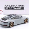 Porsche 911 (992) Carrera 4S 2023 kreide / goldene Felgen 1:18 Minichamps