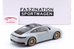Porsche 911 (992) Carrera 4S 2023 kreide / goldene Felgen 1:18 Minichamps