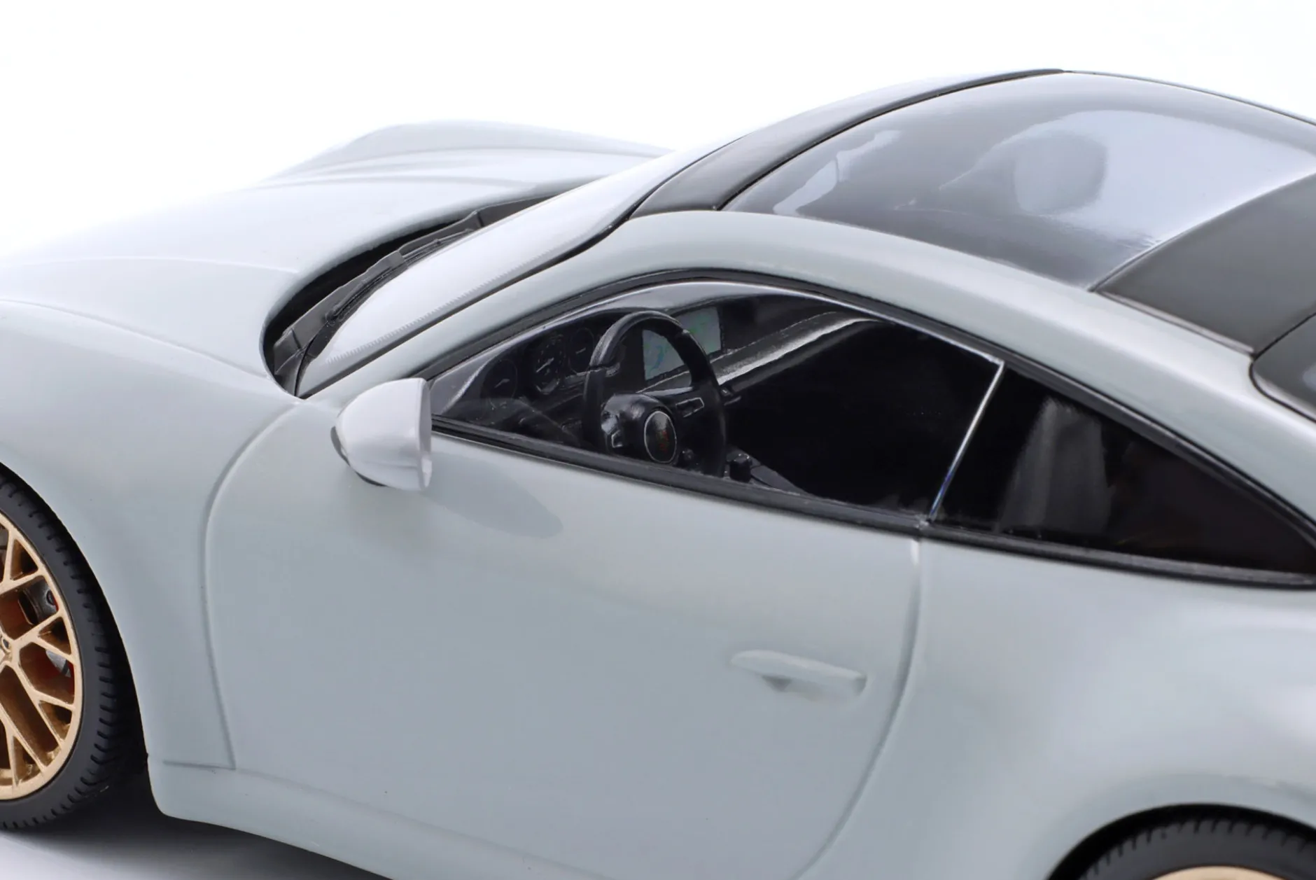 Porsche 911 (992) Carrera 4S 2023 kreide / goldene Felgen 1:18 Minichamps