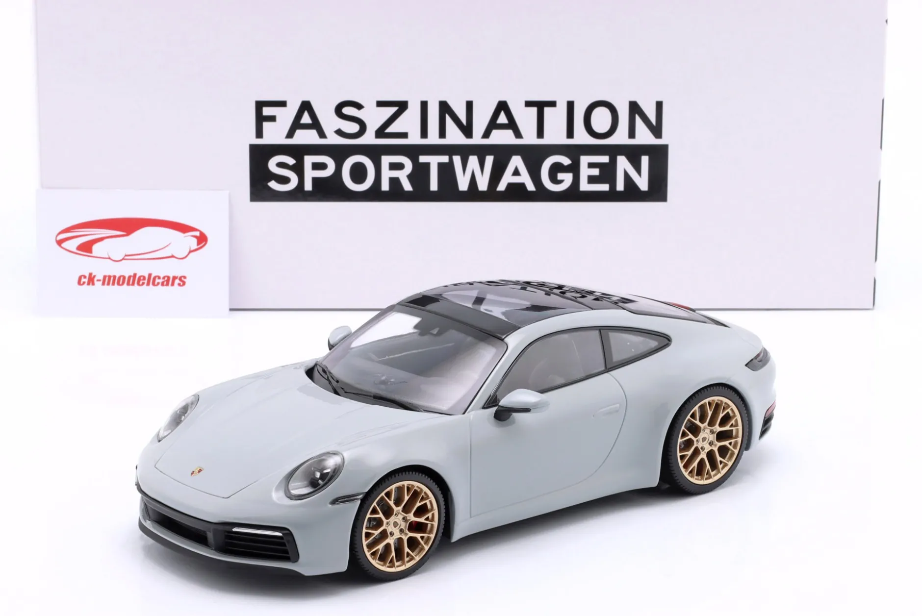 Porsche 911 (992) Carrera 4S 2023 kreide / goldene Felgen 1:18 Minichamps