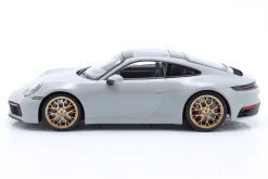 Porsche 911 (992) Carrera 4S 2023 kreide / goldene Felgen 1:18 Minichamps