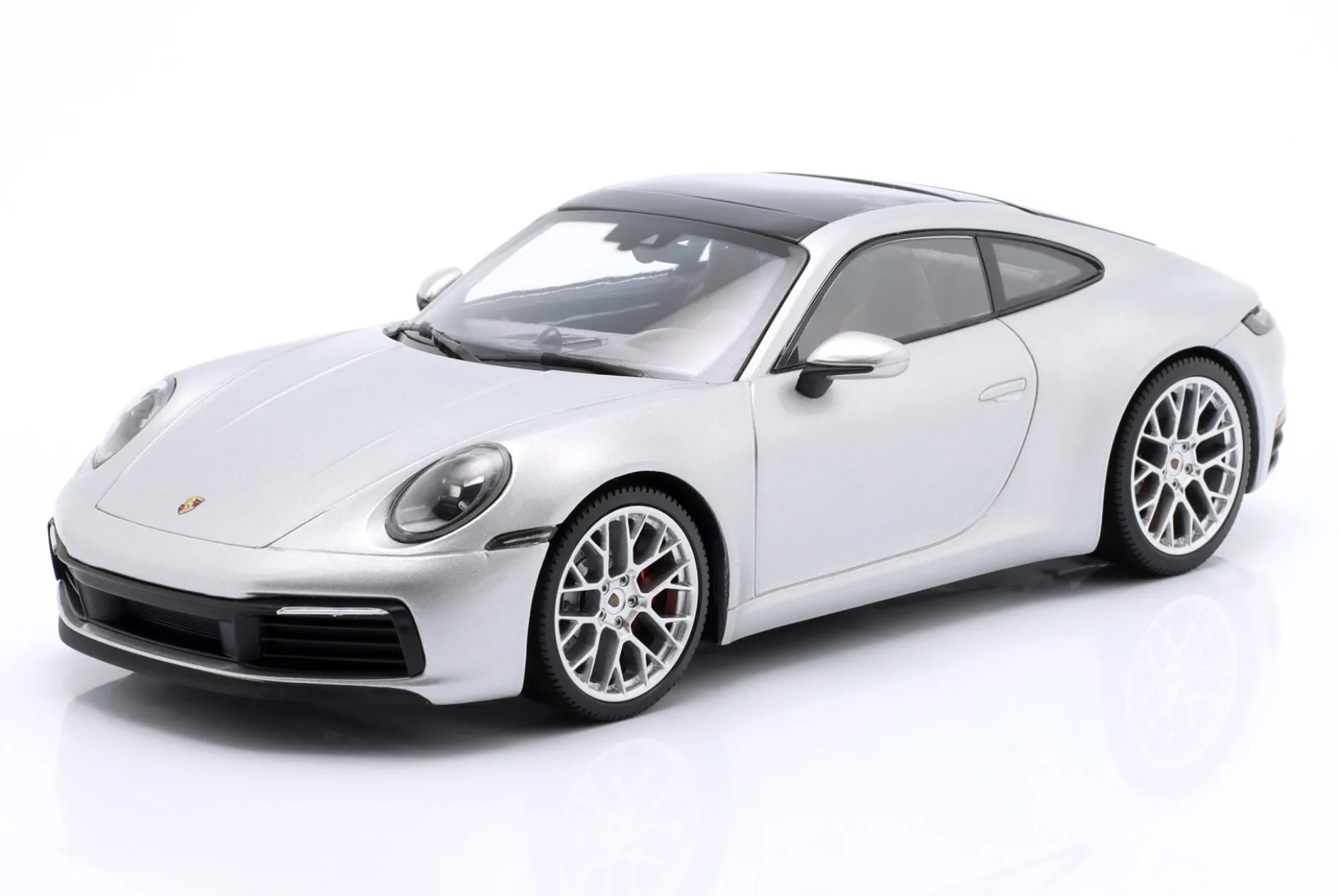 Porsche 911 (992) Carrera 4S 2023 silber / silberne Felgen 1:18 Minichamps