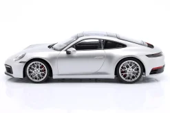 Porsche 911 (992) Carrera 4S 2023 silber / silberne Felgen 1:18 Minichamps