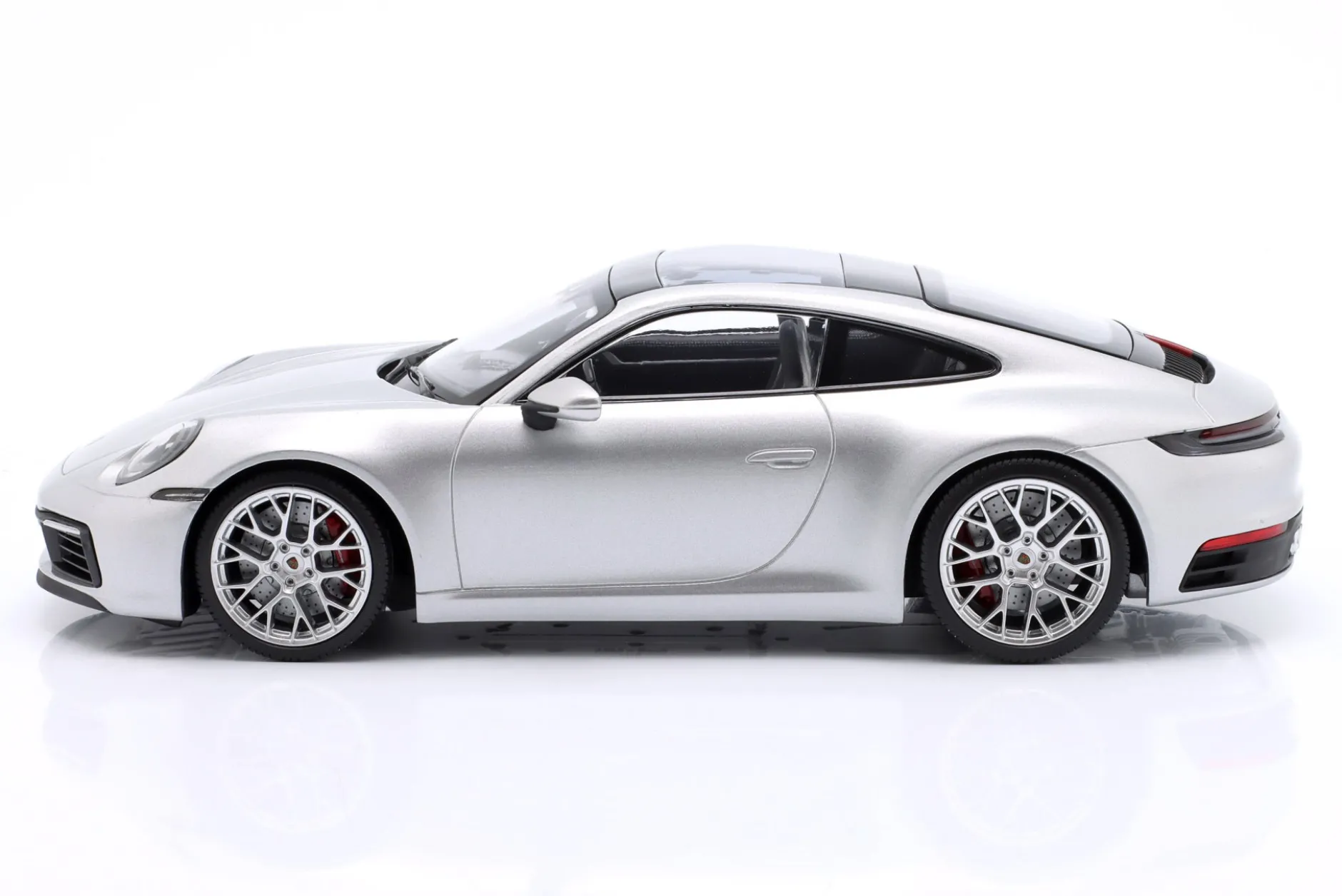 Porsche 911 (992) Carrera 4S 2023 silber / silberne Felgen 1:18 Minichamps