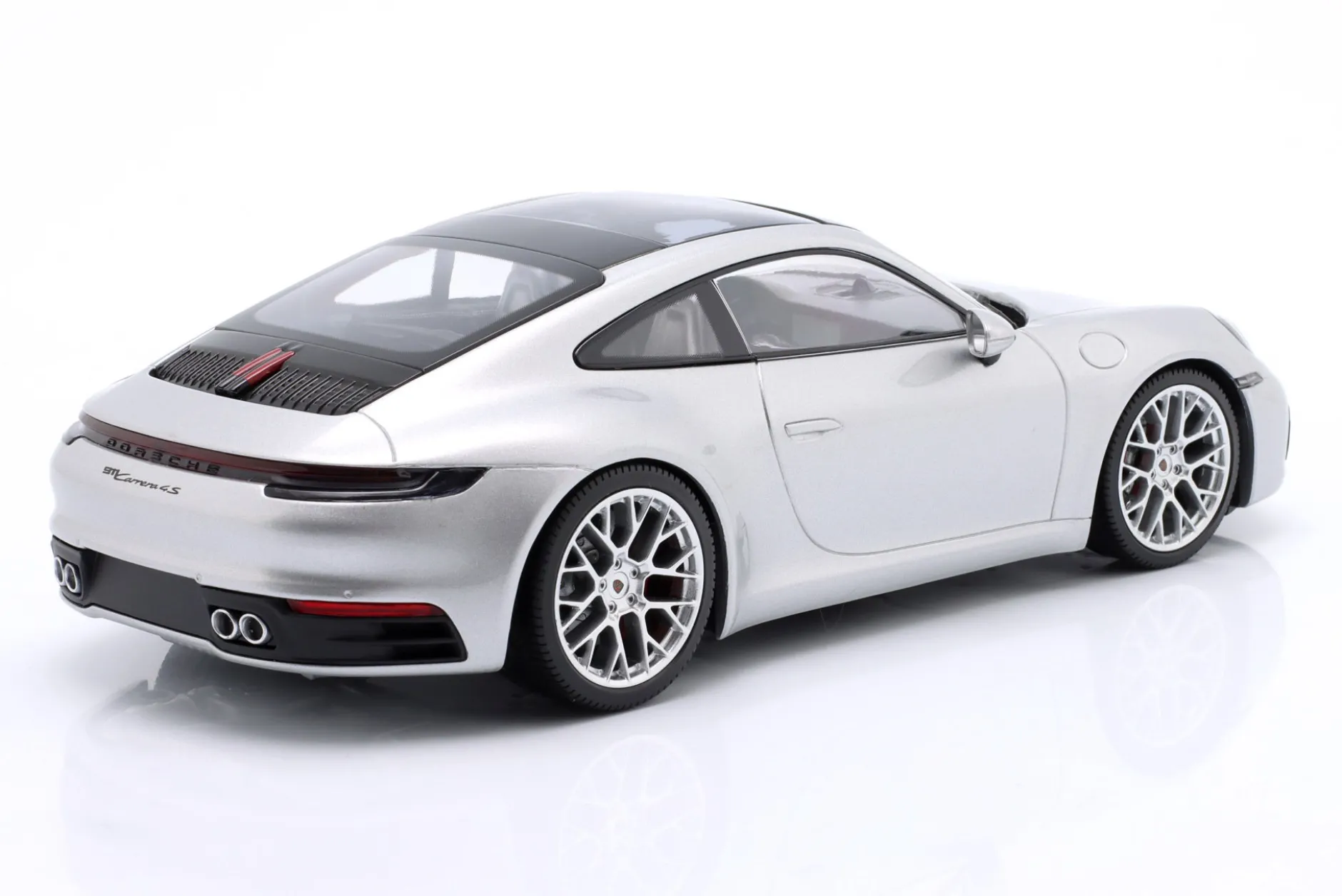 Porsche 911 (992) Carrera 4S 2023 silber / silberne Felgen 1:18 Minichamps