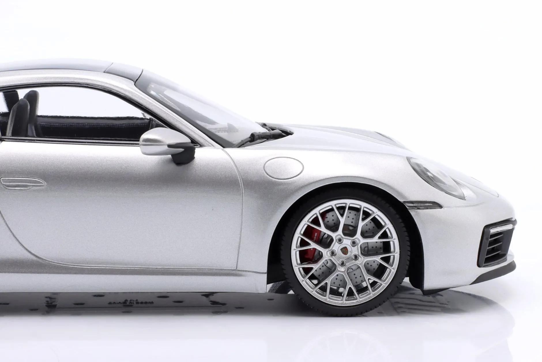 Porsche 911 (992) Carrera 4S 2023 silber / silberne Felgen 1:18 Minichamps