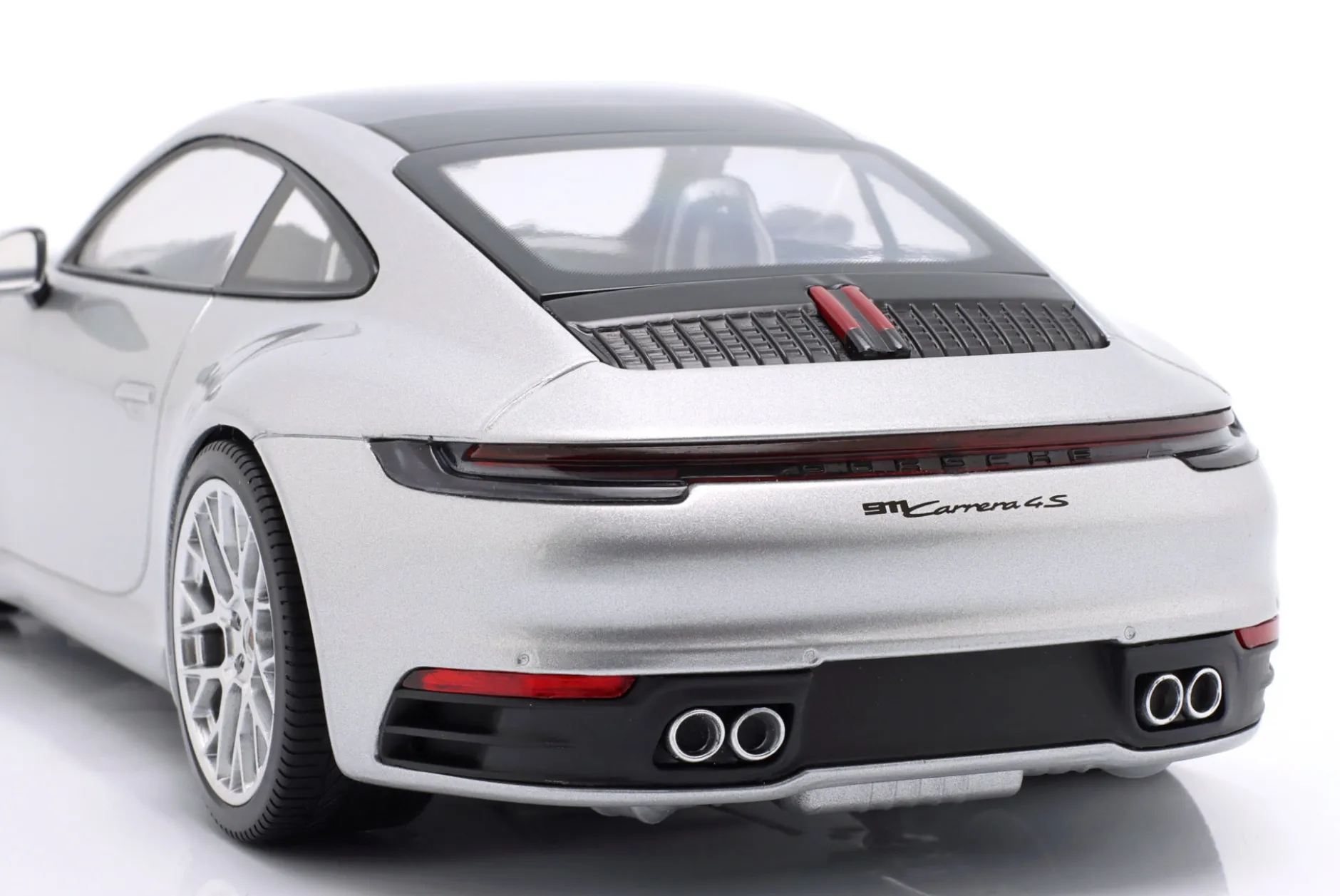 Porsche 911 (992) Carrera 4S 2023 silber / silberne Felgen 1:18 Minichamps