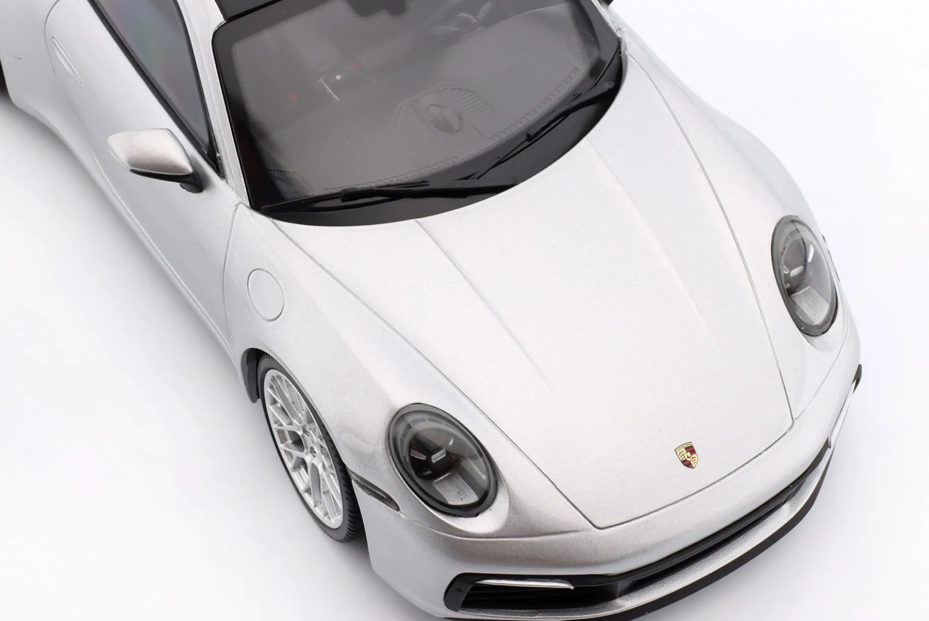 Porsche 911 (992) Carrera 4S 2023 silber / silberne Felgen 1:18 Minichamps