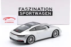Porsche 911 (992) Carrera 4S 2023 silber / silberne Felgen 1:18 Minichamps