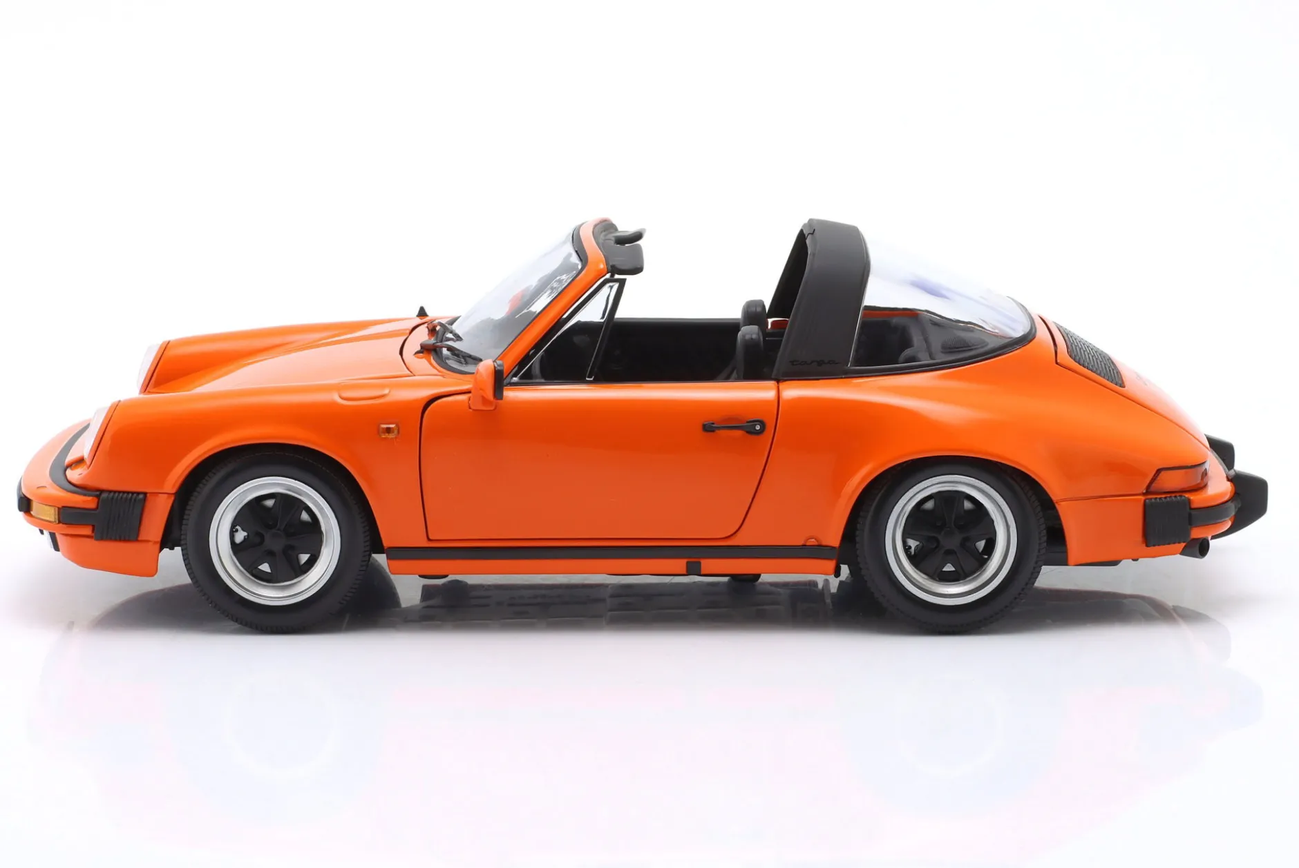 Porsche 911 3.2 Carrera Targa Baujahr 1983 orange 1:18 Minichamps