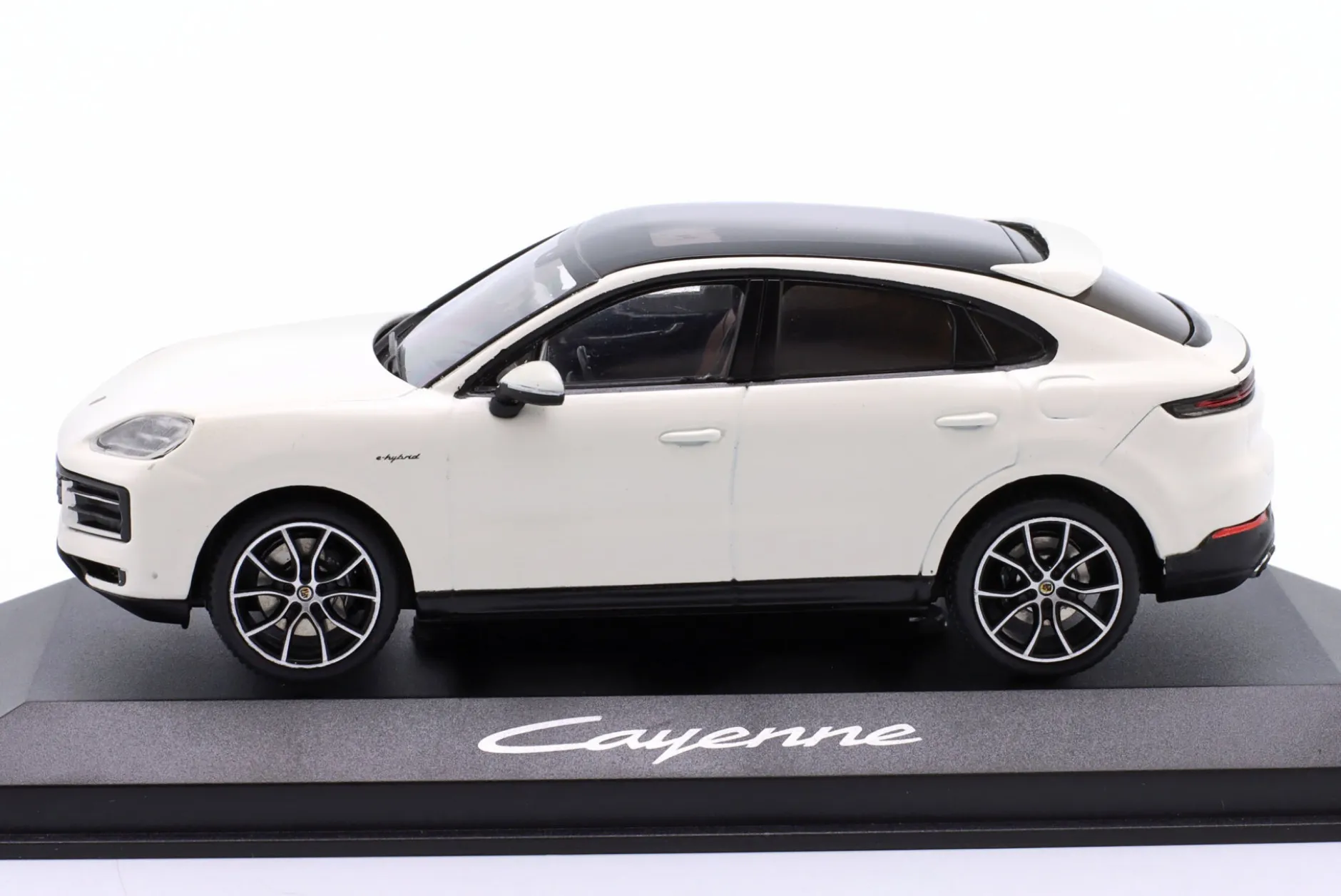 Porsche Cayenne E-Hybrid Coupé (E3 II) 2025 carraraweiß metallic 1:43 Solido