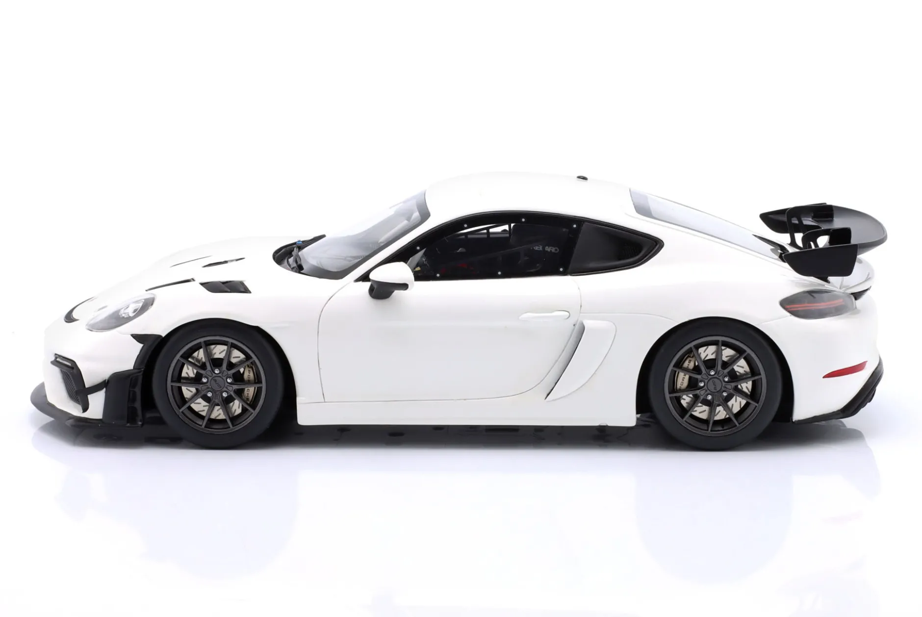 Porsche 718 Cayman GT4 RS Clubsport Plain Body Edition weiß 1:18 OttOmobile
