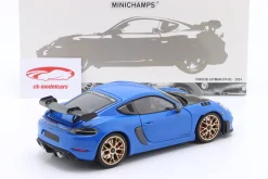 Porsche Cayman GT4 RS mit Weissach-Paket Baujahr 2024 blau 1:18 Minichamps