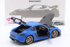 Porsche Cayman GT4 RS mit Weissach-Paket Baujahr 2024 blau 1:18 Minichamps