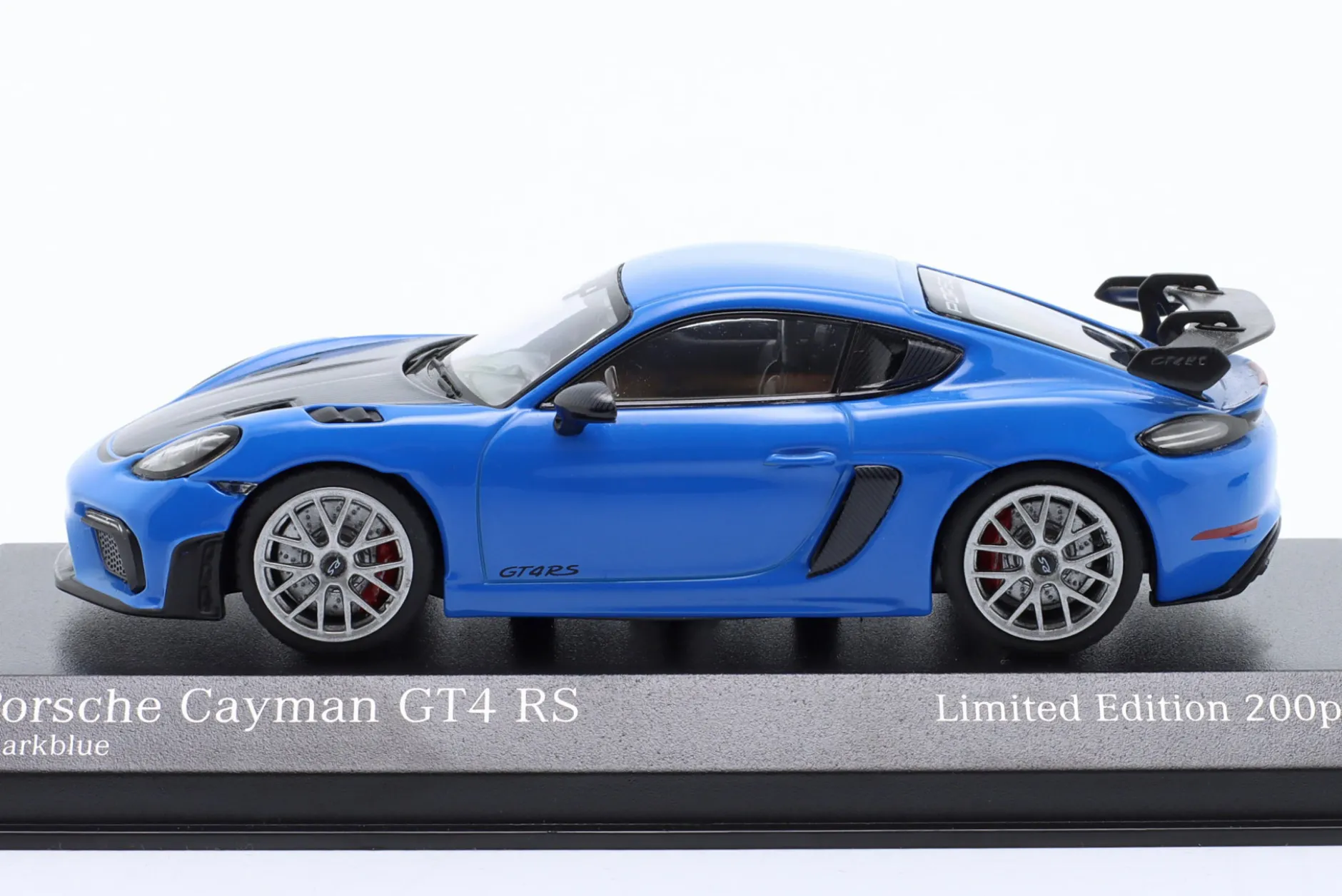 Porsche 718 (982) Cayman GT4 RS 2021 sharkblue / silberne Felgen 1:43 Minichamps