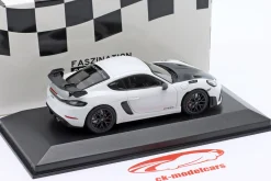 Porsche 718 (982) Cayman GT4 RS 2021 weiß / schwarze Felgen 1:43 Minichamps