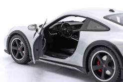 Porsche 911 (992) Dakar Baujahr 2022 grau metallic 1:18 Minichamps