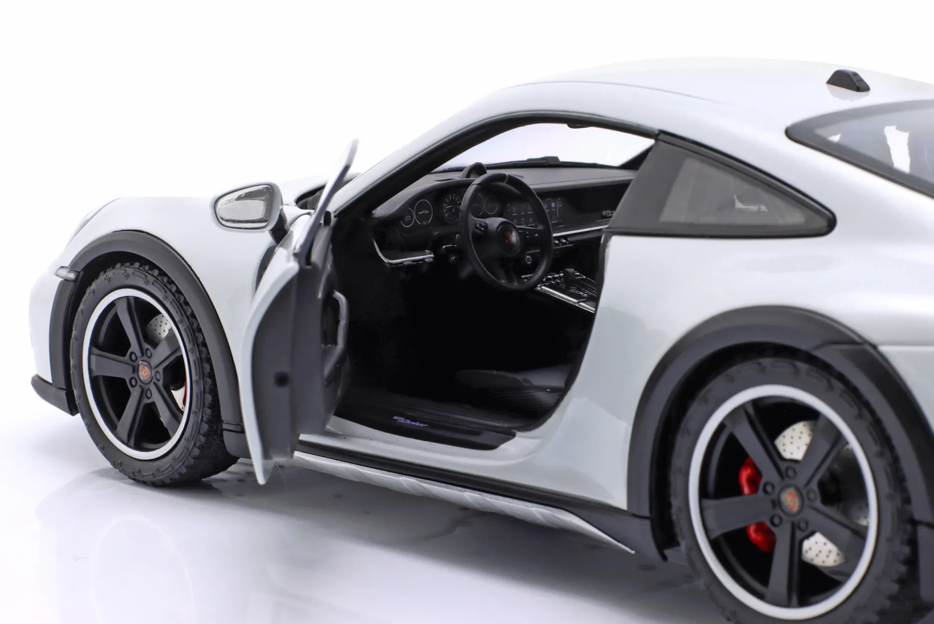 Porsche 911 (992) Dakar Baujahr 2022 grau metallic 1:18 Minichamps