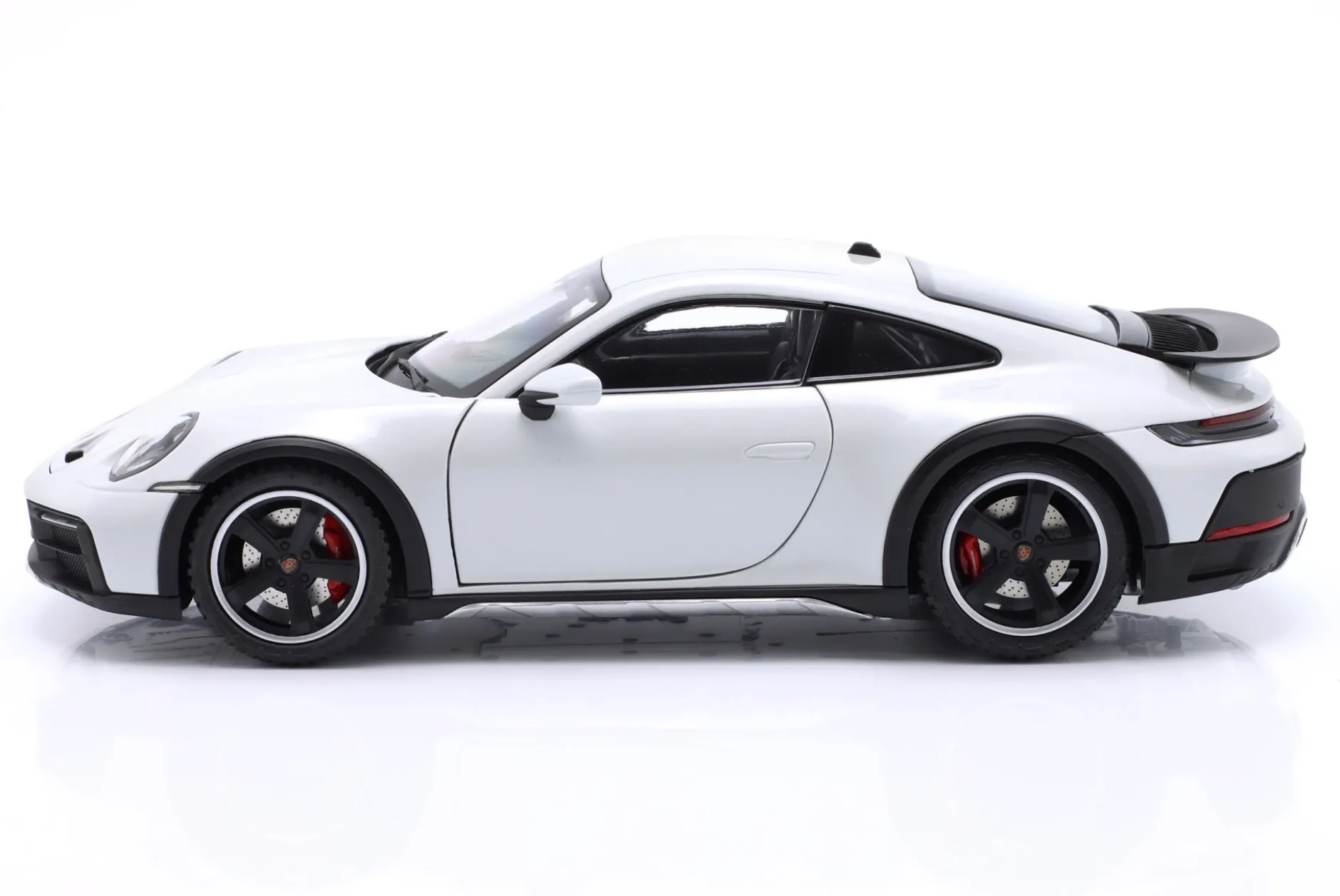 Porsche 911 (992) Dakar Baujahr 2022 grau metallic 1:18 Minichamps