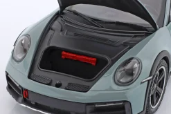 Porsche 911 (992) Dakar Baujahr 2022 grün metallic 1:18 Minichamps