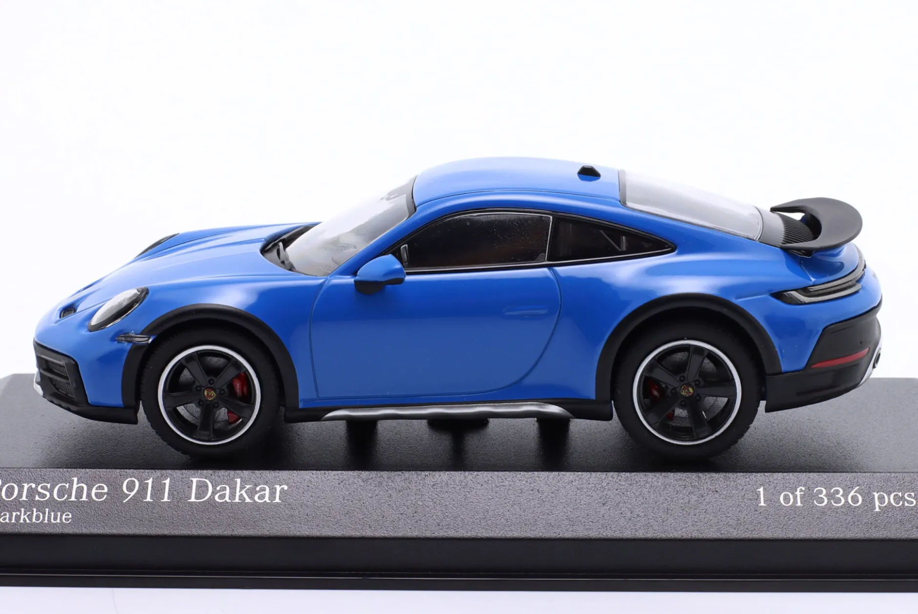 Porsche 911 (992) Dakar Baujahr 2022 sharkblue 1:43 Minichamps