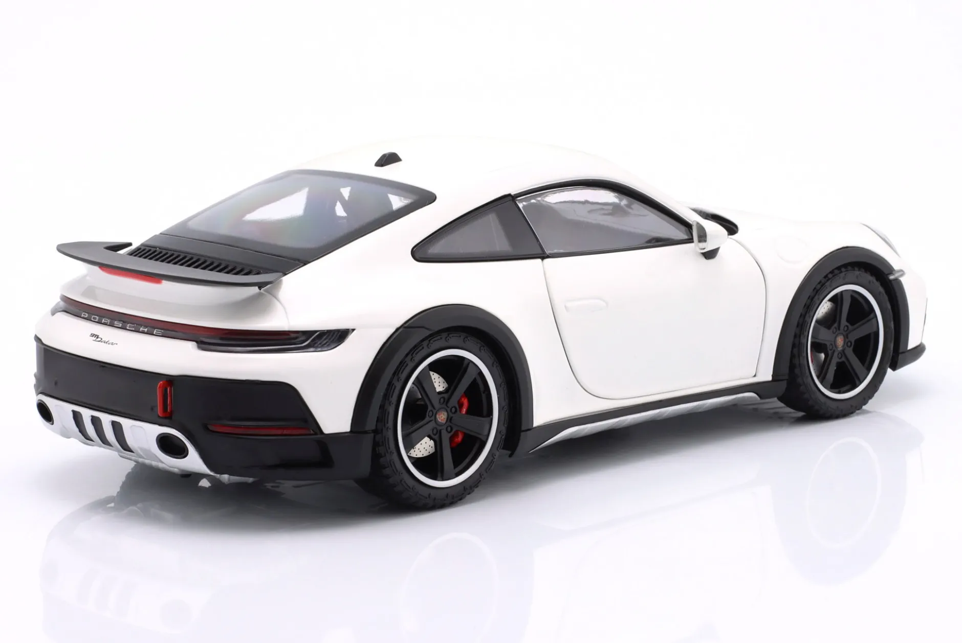 Porsche 911 (992) Dakar Baujahr 2022 weiß 1:18 Minichamps