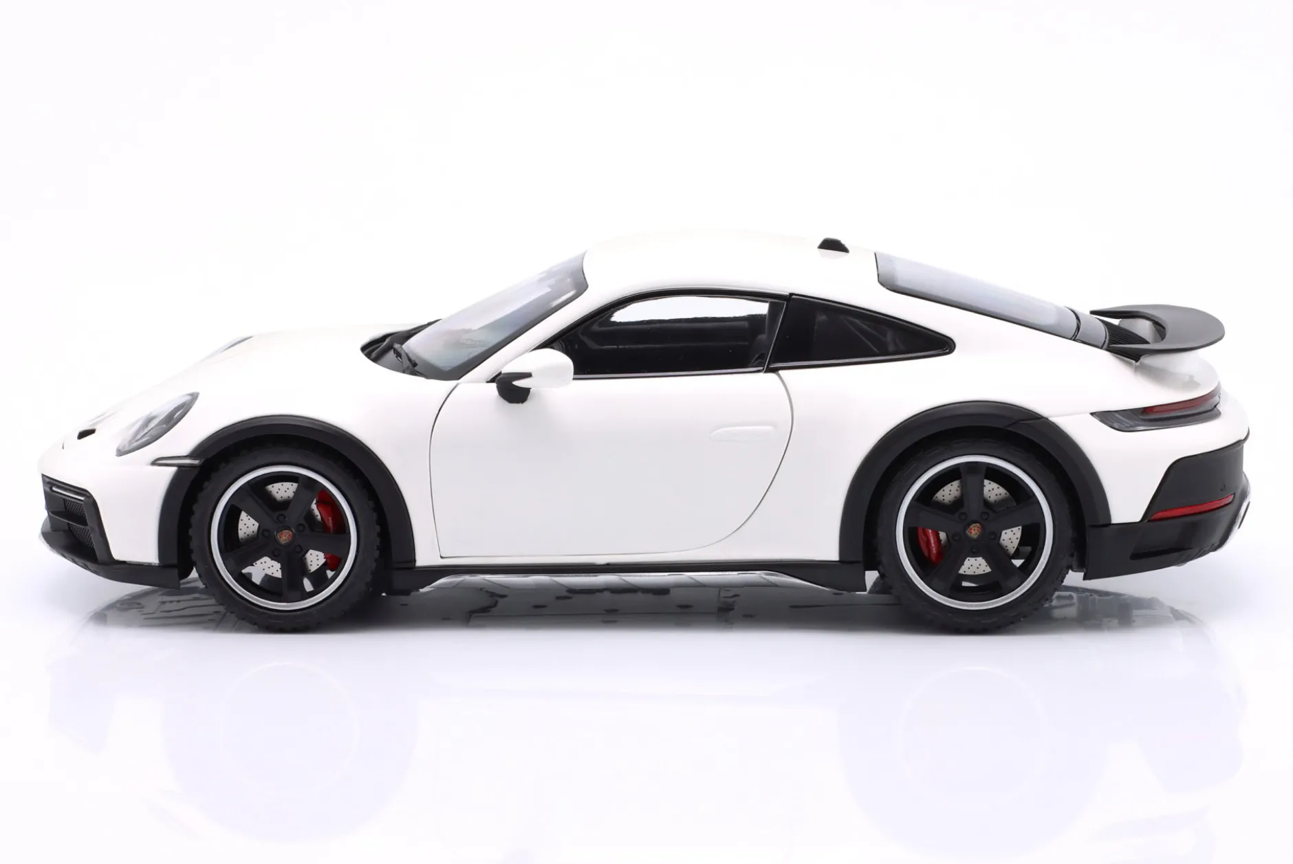 Porsche 911 (992) Dakar Baujahr 2022 weiß 1:18 Minichamps