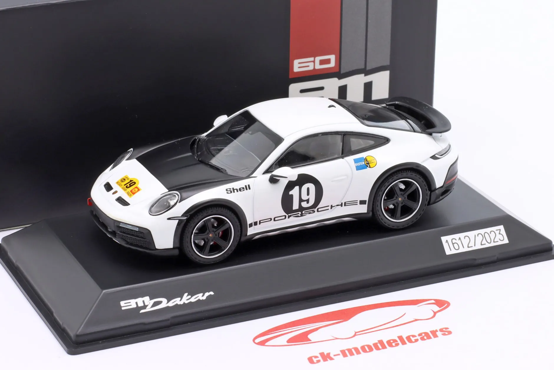 Porsche 911 (992) Dakar #19 Baujahr 2023 weiß / schwarz 1:43 Spark