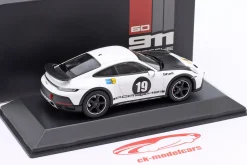 Porsche 911 (992) Dakar #19 Baujahr 2023 weiß / schwarz 1:43 Spark