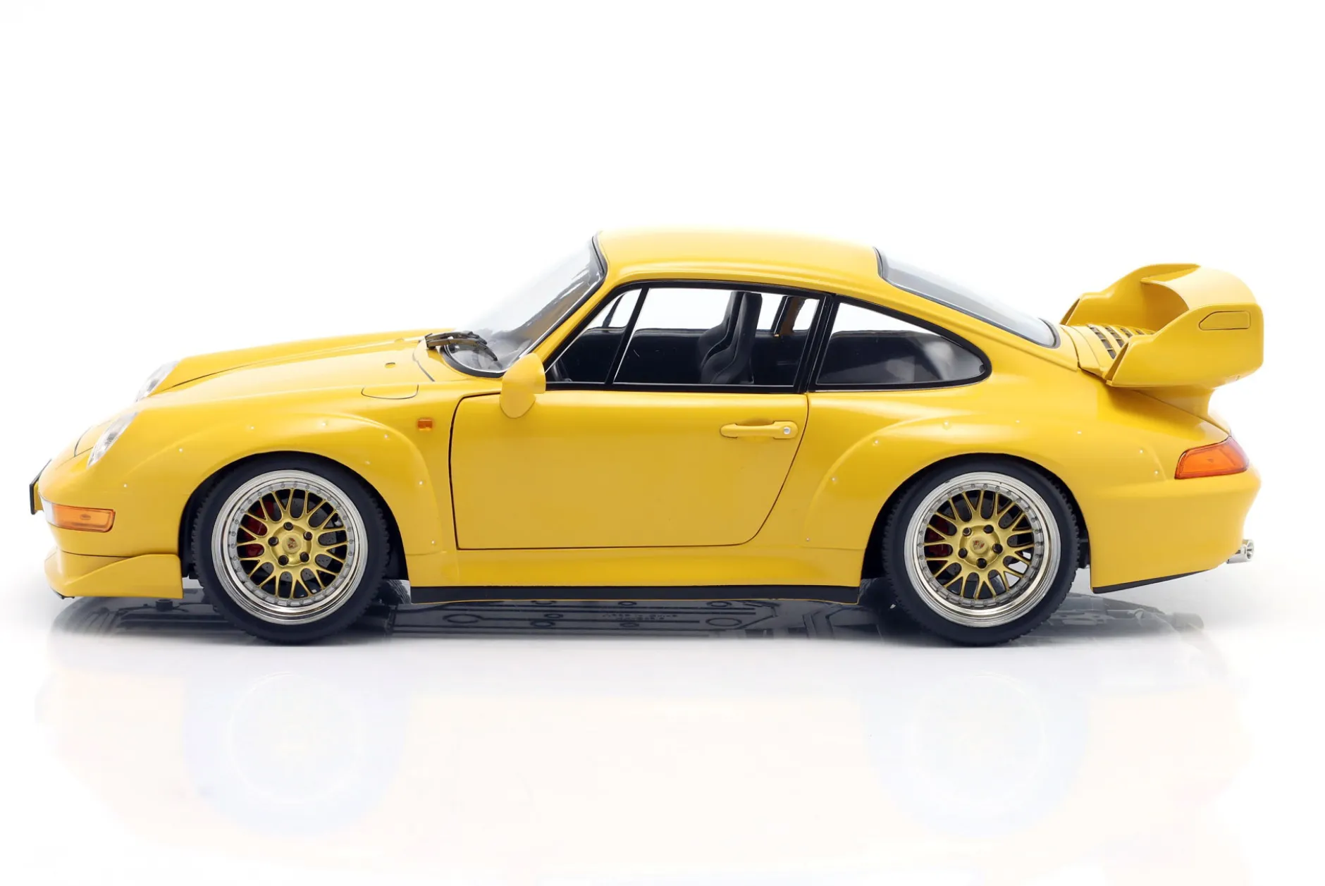 Porsche 911 (993) GT2 Baujahr 1996 gelb / BBS Felgen 1:12 KK-Scale