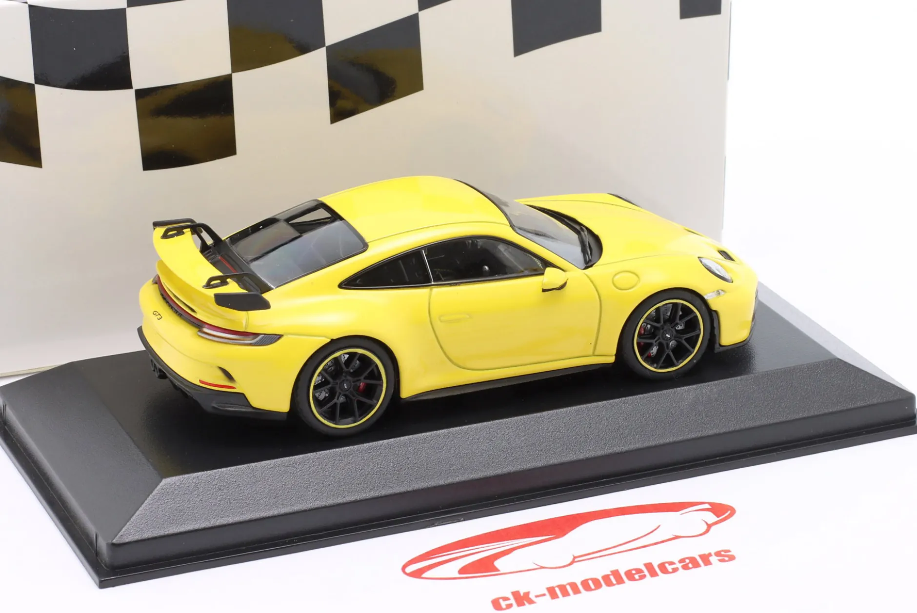 Porsche 911 (992) GT3 Baujahr 2020 racing gelb 1:43 Minichamps