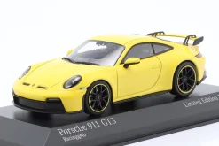 Porsche 911 (992) GT3 Baujahr 2020 racing gelb 1:43 Minichamps