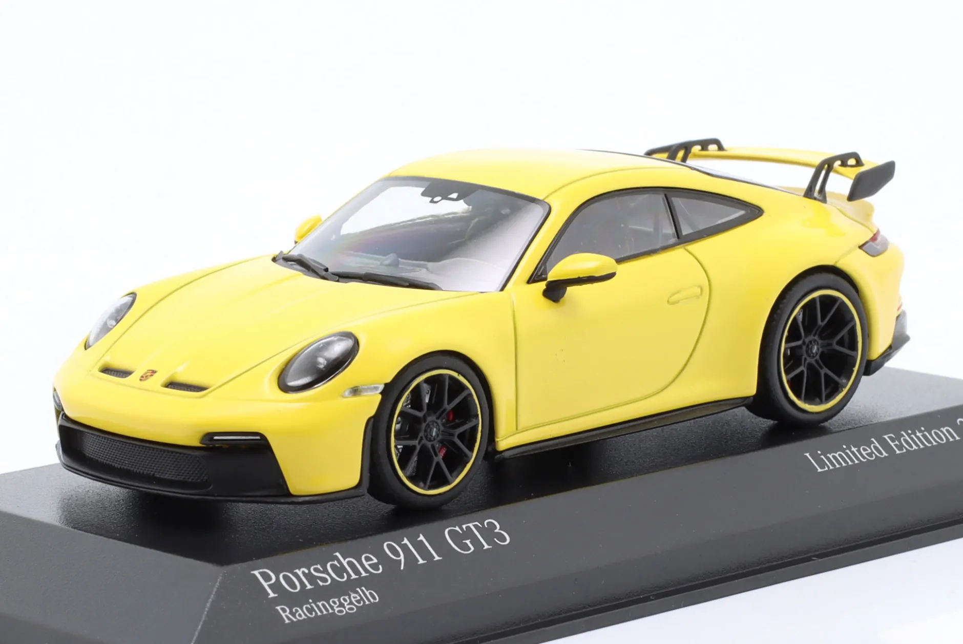 Porsche 911 (992) GT3 Baujahr 2020 racing gelb 1:43 Minichamps