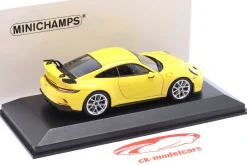 Porsche 911 (992) GT3 Baujahr 2020 racinggelb / silberne Felgen 1:43 Minichamps