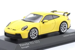 Porsche 911 (992) GT3 Baujahr 2020 racinggelb / silberne Felgen 1:43 Minichamps
