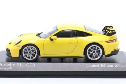 Porsche 911 (992) GT3 Baujahr 2020 racinggelb / silberne Felgen 1:43 Minichamps