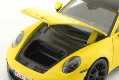 Porsche 911 (992) GT3 Baujahr 2022 racing gelb 1:18 Maisto
