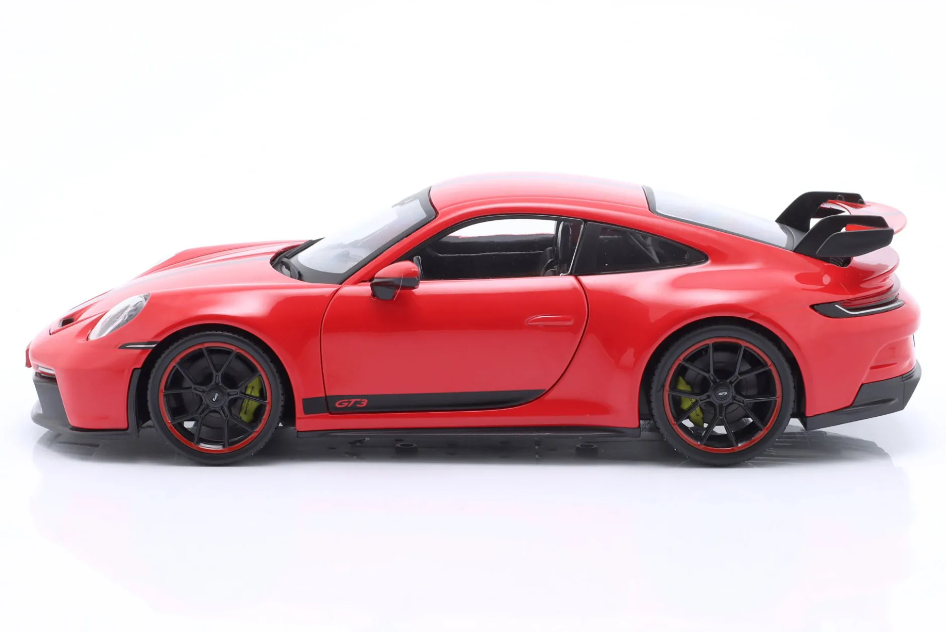 Porsche 911 (992) GT3 Baujahr 2022 rot 1:18 Maisto
