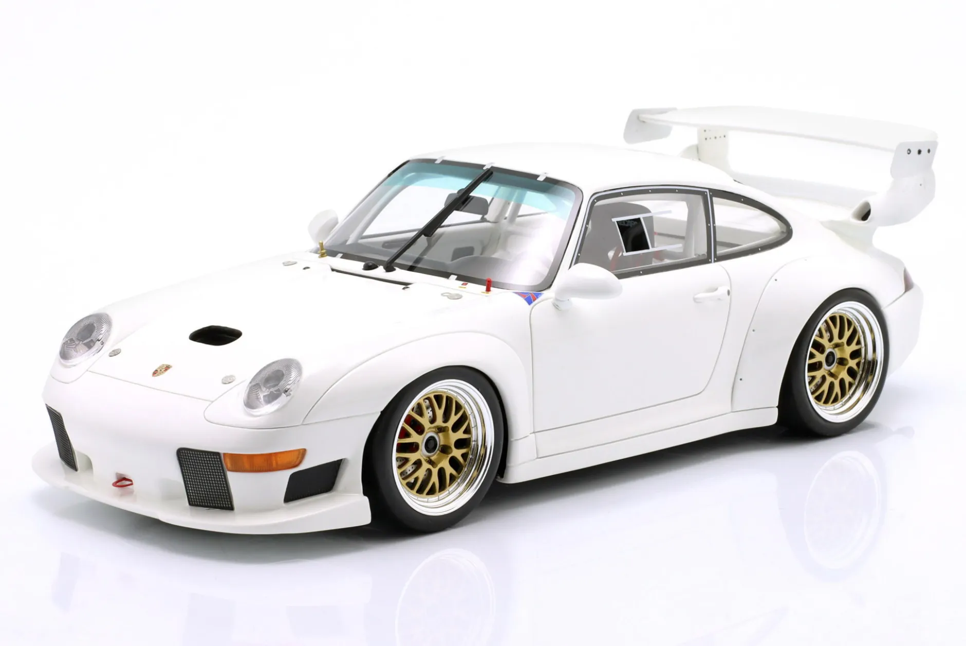 Porsche 911 (993) GT2 Evo Baujahr 1995 Grand Prix weiß 1:18 GT-Spirit