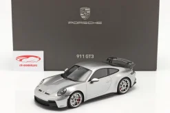 Porsche 911 (992) GT3 2021 GT-silber metallic mit Vitrine 1:18 Minichamps