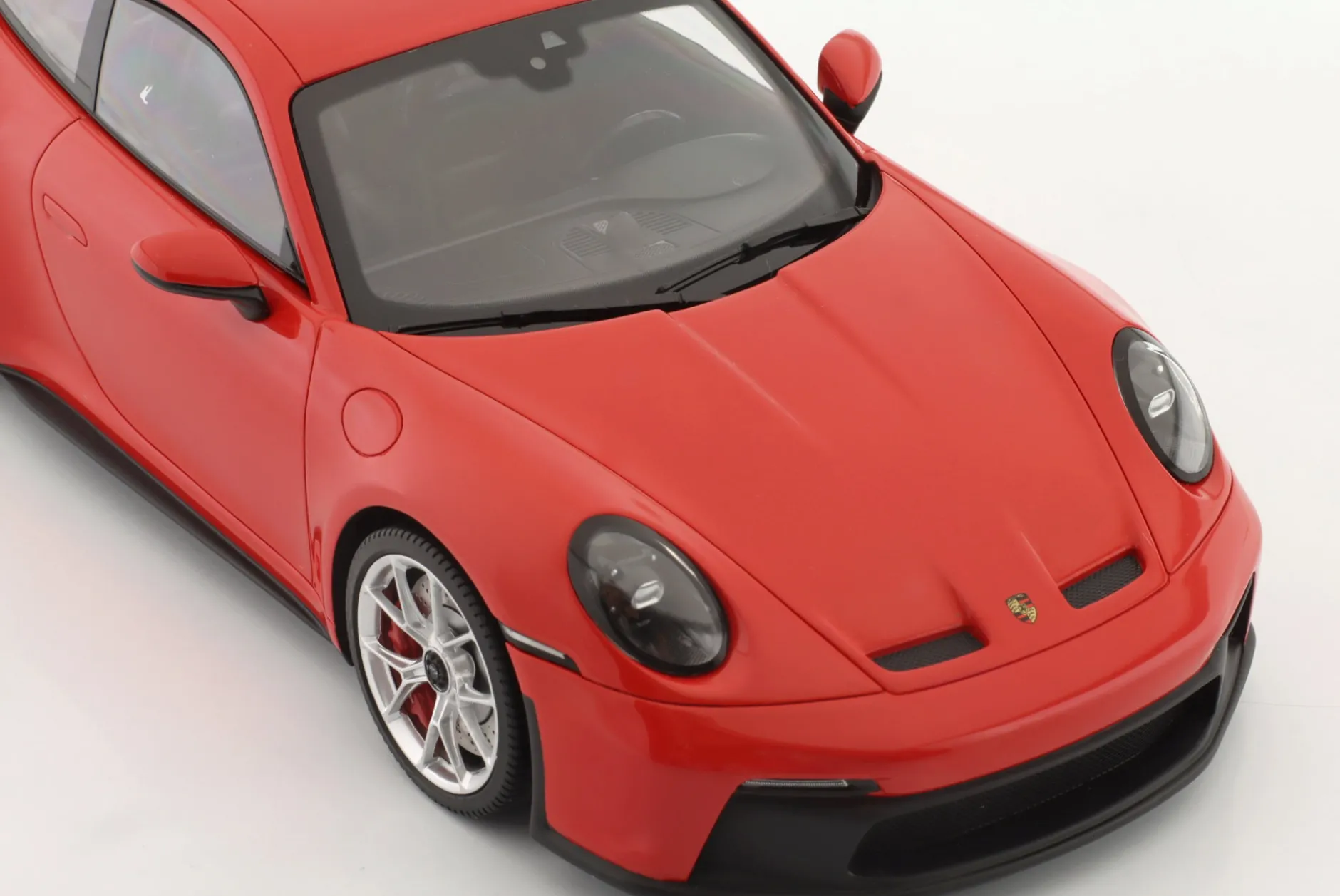 Porsche 911 (992) GT3 2021 indischrot / silberne Felgen 1:18 Minichamps