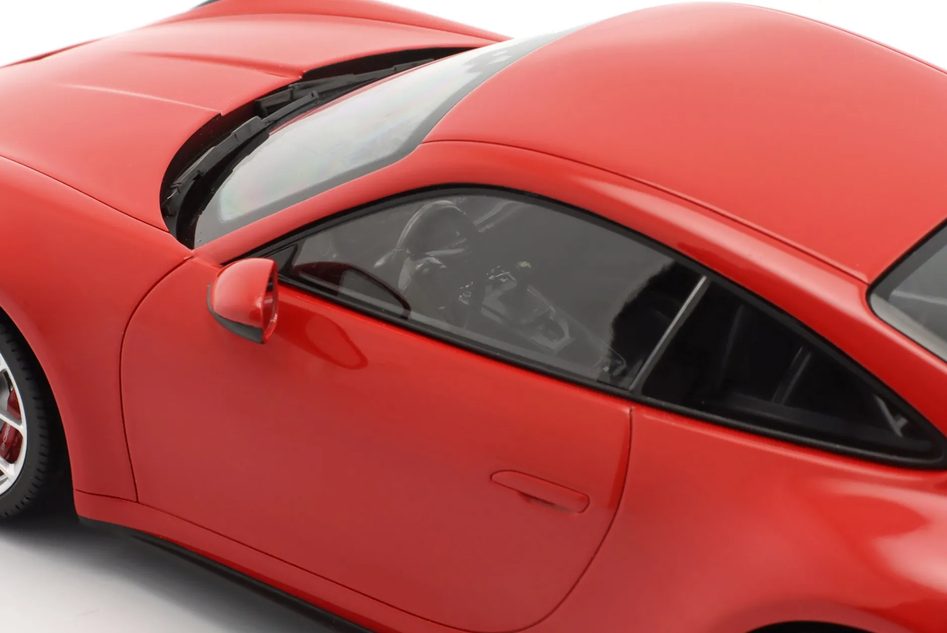 Porsche 911 (992) GT3 2021 indischrot / silberne Felgen 1:18 Minichamps