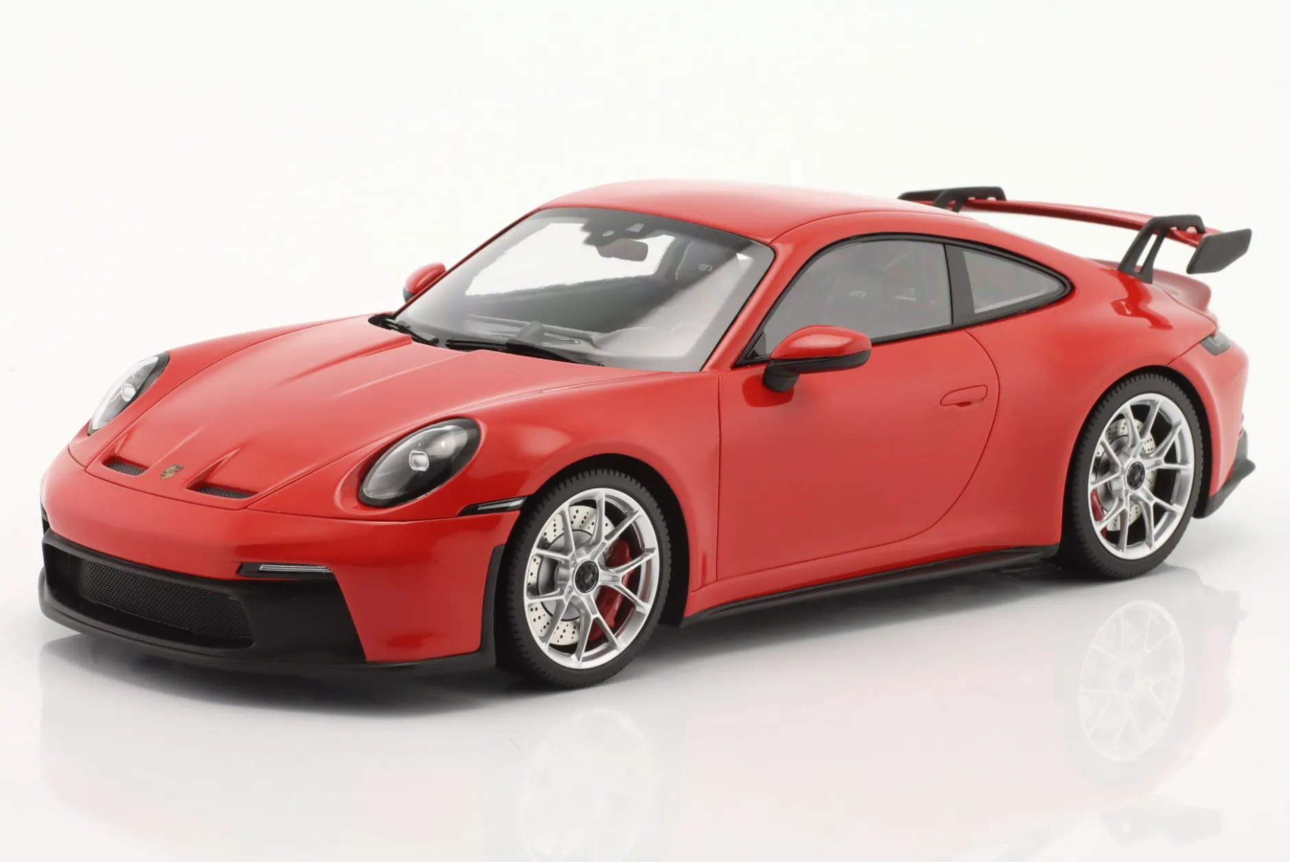 Porsche 911 (992) GT3 2021 indischrot / silberne Felgen 1:18 Minichamps