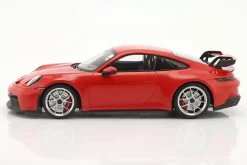 Porsche 911 (992) GT3 2021 indischrot / silberne Felgen 1:18 Minichamps