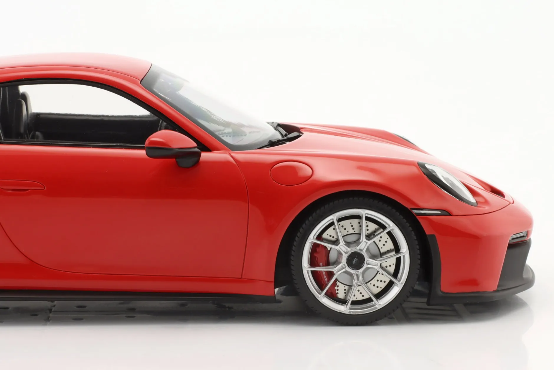 Porsche 911 (992) GT3 2021 indischrot / silberne Felgen 1:18 Minichamps
