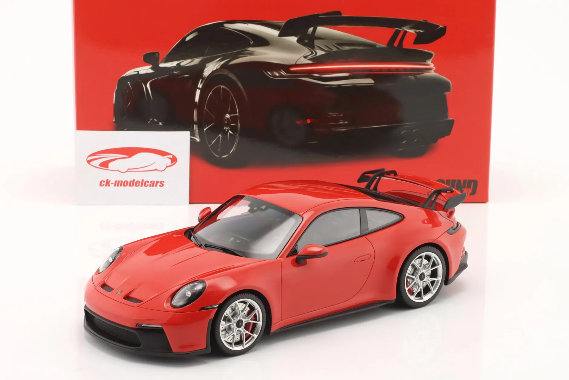 Porsche 911 (992) GT3 2021 indischrot / silberne Felgen 1:18 Minichamps